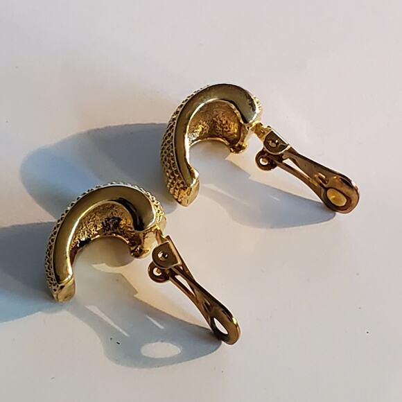 Vintage Gold tone metal chunky slip on earrings 1" Excellent condition - Picture 3 of 7